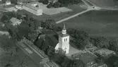 Flygfoto över Åby kyrka.