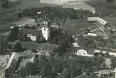 Flygfoto över Mörlunda kyrka och skolan.