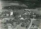 Flygfoto över Mörlunda kyrkby.