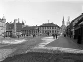 Stora Torget innan Rådhuset. Obelisken på torget. De två husen mitt i bild är till vänster Flaméns vinhandel och det högra är Rike Nelssons. Bilden är tagen ca. 1908.
