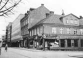 I hörnet Barnarpsgatan-Oxtorgsgatan i Jönköping, ligger Skogmans Speceriaffär.