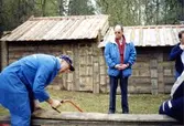 Några män håller på med scenbygget inför sommarens första Bygdespel 