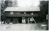 Västerfärnebo sn, Sala kn, Västerfärnebo.
Västmanlands läns hemslöjdsförening. Gammelgården. 1930-tal.
