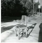 Västerfärnebo sn, Sala kn, Nykrogen.
Stol, utkastad i skogen.