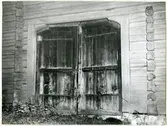 Västerfärnebo sn, Sala kn, Västerfärnebo.
Gammelgården. Porten till lidret, 1950.
