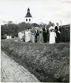 Västerfärnebo sn, Sala kn, Västerfärnebo.
Tågande brudpar och gäster efter bröllop i Västerfärnebo kyrka, 1948.