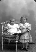 Två barn.
Otto Jonsson från Rågsand, Asker (beställare).
På bilden från vänster Valdemar Ottosson (född 1907) och Margit Ottosson (född 1905). Barnets föräldrar hette Otto Jonsson och Amelie Persson.
Margit Ottosson gifte sig med Erik W. Ernestam.