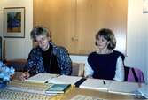 Brattåsgårdens studierum på Streteredsvägen 5 i Kållered cirka 1986/87. Från vänster: manusförfattare Märta Lindgren och projektledare Eva Ågren (SV Mölndal) sitter med förberedelser inför Bygdespelet 