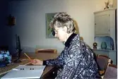 Brattåsgårdens studierum på Streteredsvägen 5 i Kållered cirka 1986/87. Manusförfattare Märta Lindgren sitter med förberedelser inför Bygdespelet 