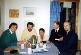 Fem personer sitter vid ett bord i Studieförbundet Vuxenskolans lokal i Dr Björcks villa på Frölundagatan 25 B i Mölndal 1986/87, De är samlade med anledning av förberedelser inför Bygdespelet 