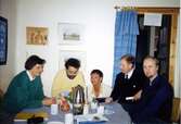 Fem personer sitter vid ett bord i Studieförbundet Vuxenskolans lokal i Dr Björcks villa på Frölundagatan 25 B i Mölndal 1986/87, De är samlade med anledning av förberedelser inför Bygdespelet 