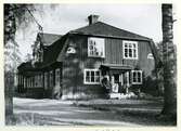 Västerfärnebo sn, Sala kn, Salbohed.
Rektorsbostadens södra gaveln, 1949.