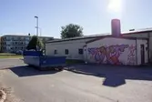 Industrilokal med adress Sagbrovägen 59 i Lindome den 4 oktober 2016. Någon har dekorerat del av fasaden med graffiti.