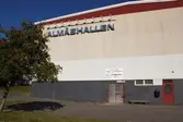 Idrottsanläggningen Almåshallen vid Almåsgången i Lindome den 4 oktober 2016. Fasaden vetter mot söder.