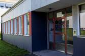 Lindome den 4 oktober 2016. Entré till textilslöjdsal tillhörande Almåsskolan. Skolan har adress Sagbrovägen 30. Byggnadens fasad vetter mot väster.