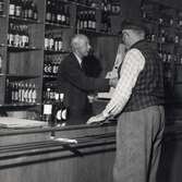 Växjö systembolag, 30 sept 1955. Sista dagen för motboken. Carl Johansson säljer till åkare Carl Friman.