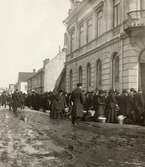 Växjö systembolag, 1917. Kö på Klostergatan.