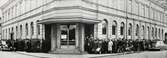 Växjö systembolag,ca 1960. Dubbla köer till entrén. Hörnet Klostergatan - Norra Järnvägsgatan.