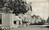 Järnvägsgatan i Åseda, med Åseda sparbank och Larssons diversehandel. Ca. 1910.