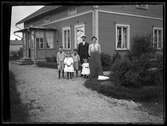 Familj framför hus