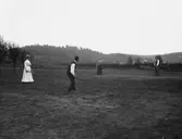 Wesfelt. Tennis på gräsmattan.