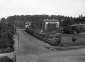 Trädgårdsmästare Palmqvist Lilla Annelund. Till vänster längst bak i bild syns Villa Solbacken.