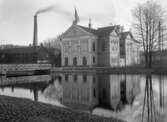 Borås Teater i Stadsparken. Till vänster syns Fabriken Kilen, färgeri. Stensatt vattningsställe.