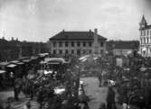 Stora Torget med torghandel. Mitt i bild det gamla Rådhuset.