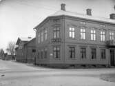 KFUM hus. Husets adress är Österlånggatan. Gatan till vänster är Kvarngatan.