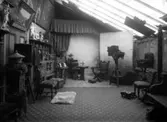 Gustaf Nilssons fotoatelje. Interiör före 1909.