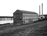 Spinneriet Kronan. Fabriken byggdes 1903 som spinneri. Arkitekt var Lars Kellman. Spinneriet Kronan, vars ägare var Gustav Rydin trädde i likvidation 1935. Fastigheten övertogs av AB Bröderna Ebenfelt, som tillverkade arbetskläder och skjortor. Senare ägare har varit Karl Rundgrens väveri och Anders Lundins vävskedsfabrik. 
Bilden är tagen på våren och man ser att Viskan har svämmat över alla bräddar.