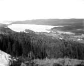 Sigge Williamsons utsikt från Rya 30 juli 1904.
Vid sjön låg några av de vackra sommarvillorna som rika boråsare lät uppföra utmed Öresjös östra strand och Skogsryds restaurant. Västra sjöstranden, Lakhallssidan var mera otillgänglig. 
Något till höger om halvön på Almenäs ser man tydligt hur Viskan börjar sin ringlande färd in mot Borås.