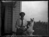 Kvinna med katt vid fotograf Isidor Jonssons hem Wardtomta