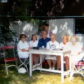 Kafferast utanför entrén till Kållereds Tvätt (Kållereds-Tvätten) på Streteredsvägen 36 B, 1960-tal. Från vänster: 1. Okänd kvinna. 2. Okänd kvinna. 3. Sven Skansing (1906 - 1999). 4. (bakom Sven) Okänd man. 5. Anna. 6. Okänd kvinna. 7. Okänd kvinna. Relaterade motiv: A0956 - A0958.
Handlingar om tvätten finns i Föreningsarkivet Mölndal.