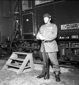 Kungabesök, Gustaf VI Adolf, i Varberg. Hemvärnsman Ture Bengtson på vakt vid kungliga vagnen på järnvägsstationen i Varberg. Artikel i samband med bilden publicerad i Varbergs Tidning 1954-06-23.