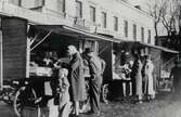 Torghandel på stortorget vid residenset, Växjö. Ca. 1950.