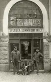 Anställda vid Svenska Gummikompaniet utanför firman, Norrgatan, Växjö.
1920-tal.