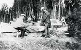 Stenhuggeri, Hovmantorp, ca. 1900.
Några välmående chefer kontrollerar kvalitén på stenen, betittade av en grupp fundersamma stenhuggare.