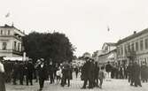 Torgdag i Växjö, en varm sommardag 1914. Vy nedåt Kungsgatan mot järnvägsstationen.