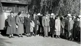 Röda Korsets pensionärsutflykt med abonnerad buss cirka 1955. Samling vid hängboken utanför Kommunalhuset på Streteredsvägen 3 i Kållered. I bakgrunden ses Knipan, där Per Pettersson då bodde. 
Relaterat motiv: A1543.