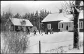 Barn framför Skottlanda skola