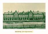 Varbergs järnvägsstation, fasaden mot väster åt spåren. Tillbyggnaderna på ömse sidor om den ursprungliga huskroppen tillkom år 1893.