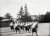 Elever vid småskoleseminariet i Växjö har gymnastik för gymnastikdirektör Nils Danckwardt. 1910-tal.