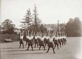 Elever vid småskoleseminariet (Ringsberg) i Växjö har gymnastik för gymnastikdirektör Nils Danckwardt. 1910-tal.