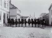 Ryttare på Västergatan i Växjö, ca. 1900. I bakgrunden syns dåv. ridhuset vid Norra Järnvägsgatan.