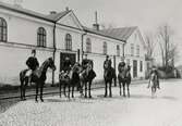 Ryttare framför Växjö ridhus på Norra Järnvägsgatan. 1896.