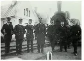 Stinsar och järnvägspersonal på Lis station 1910 framför ett ånglok. Stationen uppfördes vid Mellersta Hallands järnväg 1886.