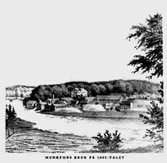 Landskapsvy med Klarälven som rinner genom landskapet. I bakgrunden ser man bruket i Munkfors.
Fotografens ant:Antiqua. Ext. Munkfors Bruk.