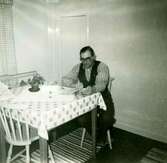 Erik Bengtsson (1899 - 1991) sitter och läser i sitt kök, Heljered Sörgård 
