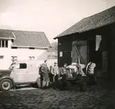 Gårdsplanen vid Ekans gård, Ekan 1:1, år 1953. Från vänster: traktorreparatör Malte. 2. Rolf Svensson (1909 - 1989), ägare av gården. 3. Robert Pettersson (1886 - 1968), dräng på gården sedan 1912. Relaterat motiv: A1149 och 1152.